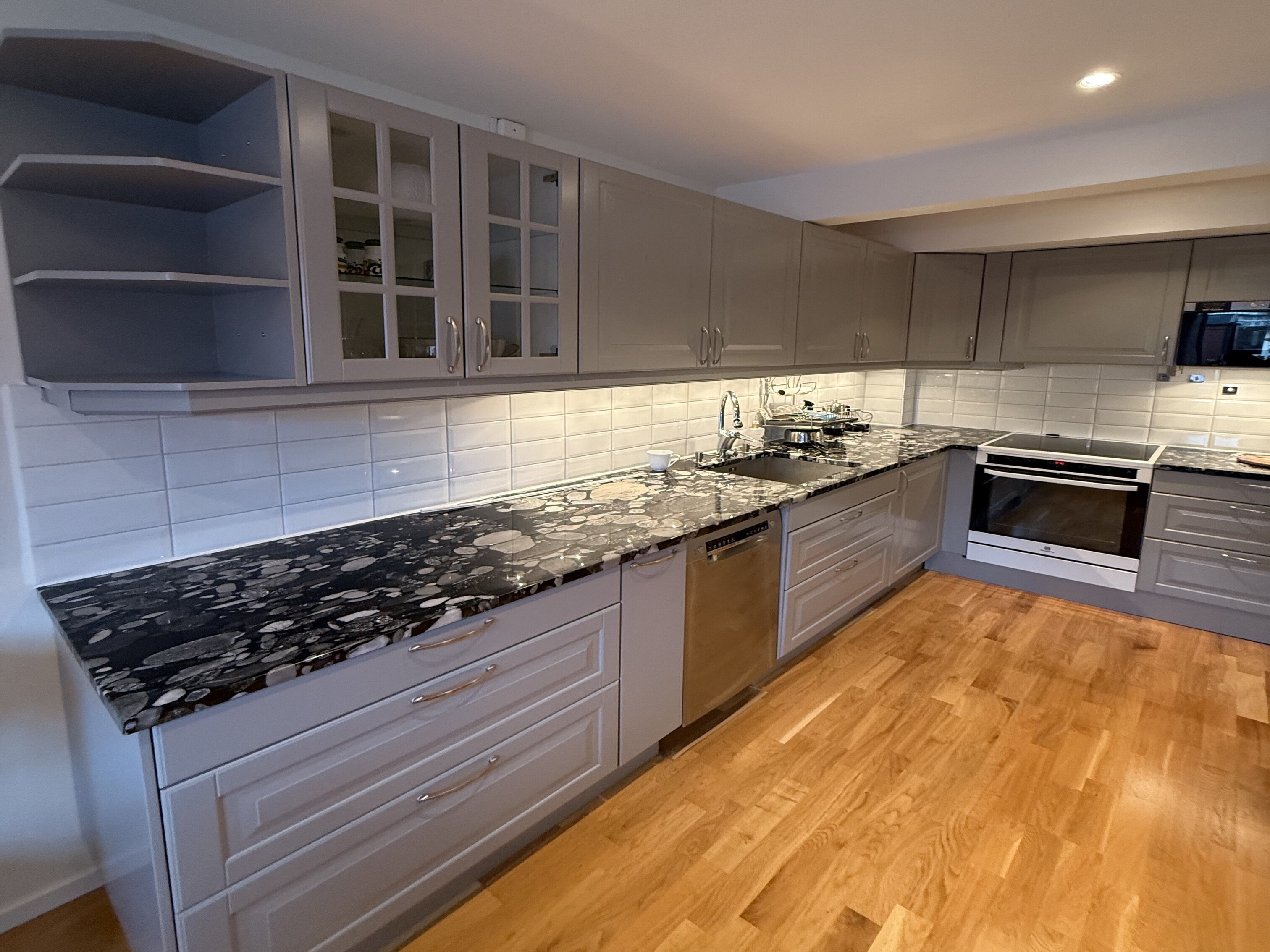Nysprutade köksluckor efter köksrenovering