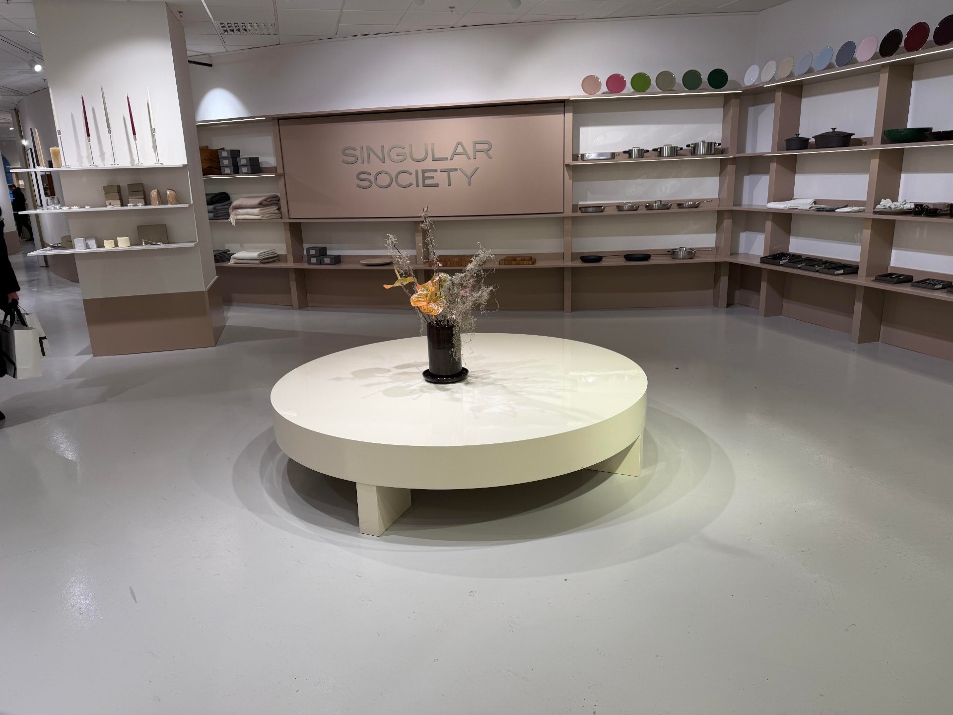 Lackerat runt bord — butiksinredning