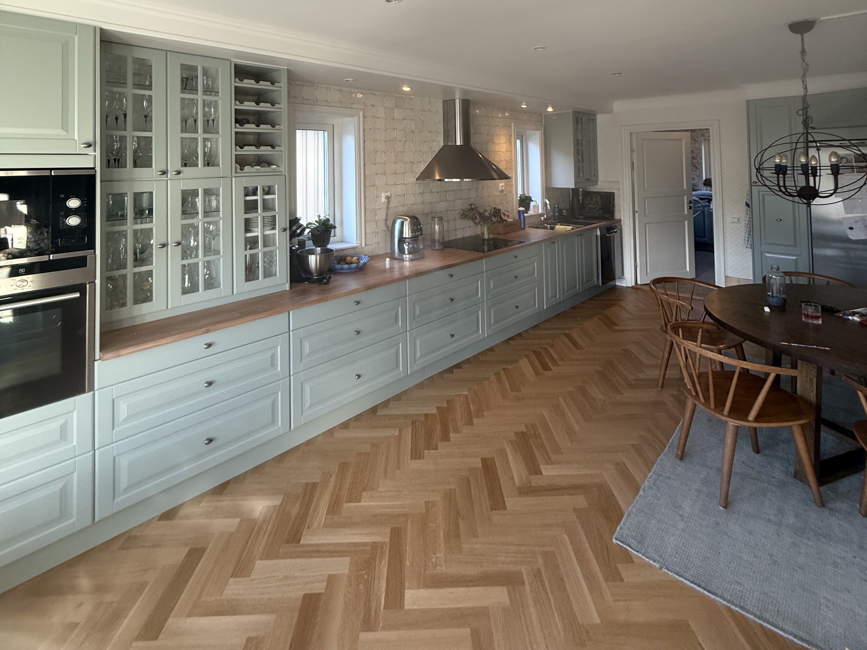Köksrenovering — nylackerade luckor